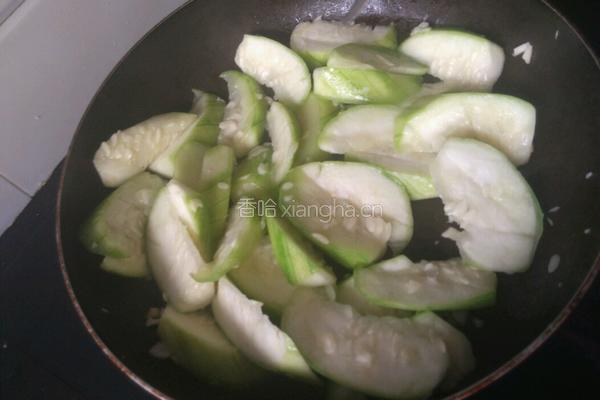 番茄酱烧丝瓜的做法图解4