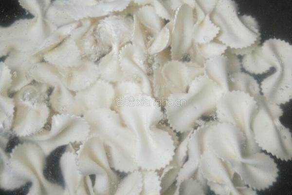 菌菇蝴蝶面的做法图解5