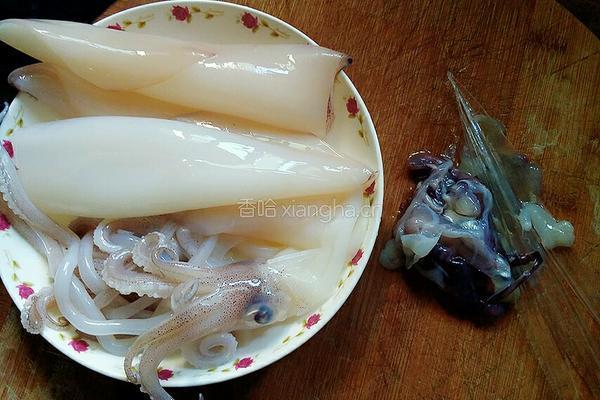 韭苔炒鱿鱼圈的做法图解1