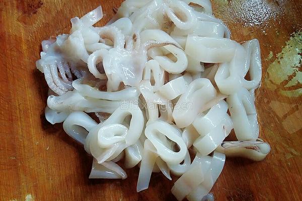 韭苔炒鱿鱼圈的做法图解2