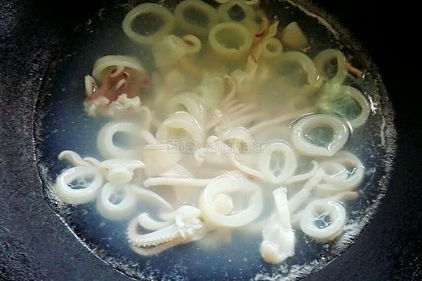 韭苔炒鱿鱼圈的做法图解4