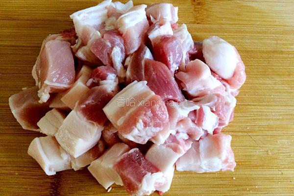 红烧肉炖白菜粉条的做法图解1