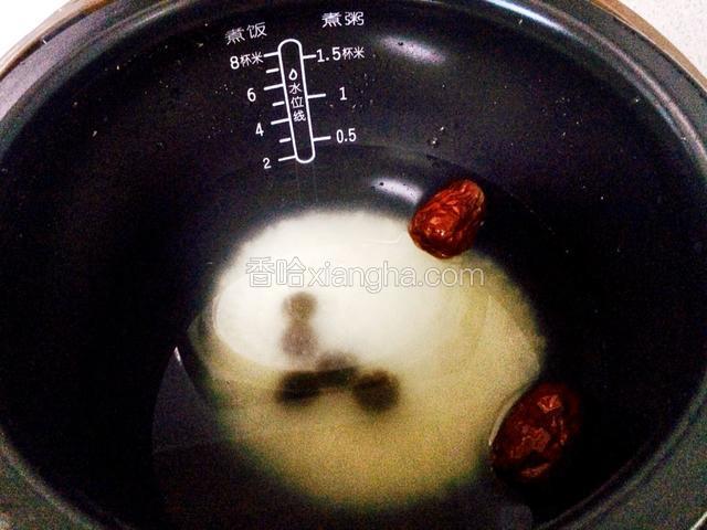 加入干净的红枣和桂圆