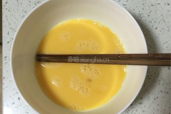 番茄鸡蛋连汤面的做法图解1