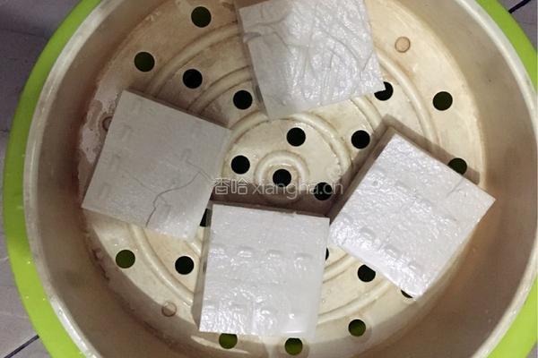 青椒炒豆腐的做法图解1