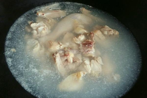 红枣枸杞香菇鸡汤的做法图解3