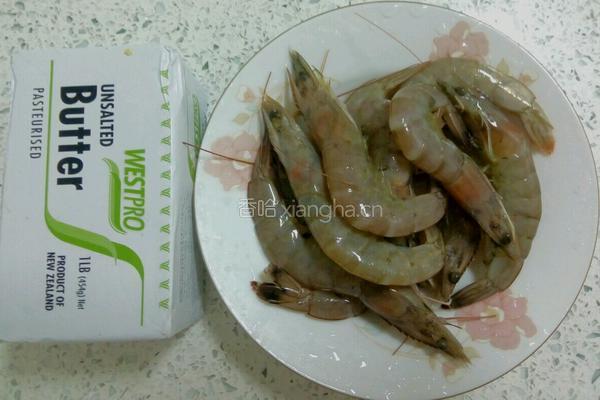 黄油煎虾的做法图解1