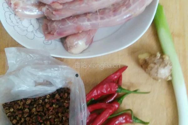 香辣鸡脖的做法图解1