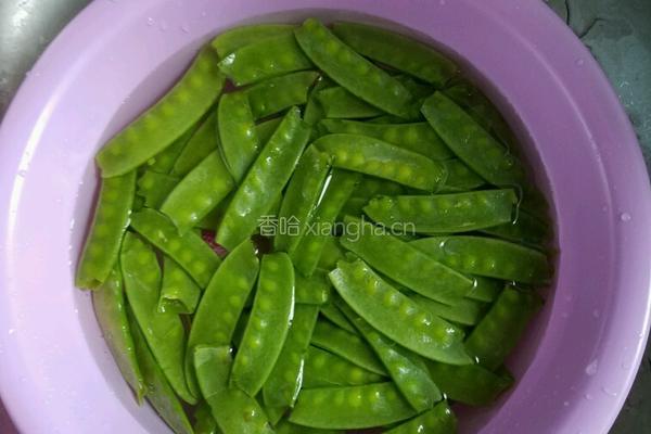素炒荷兰豆的做法图解2