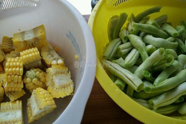 排骨豆角炖玉米的做法图解1