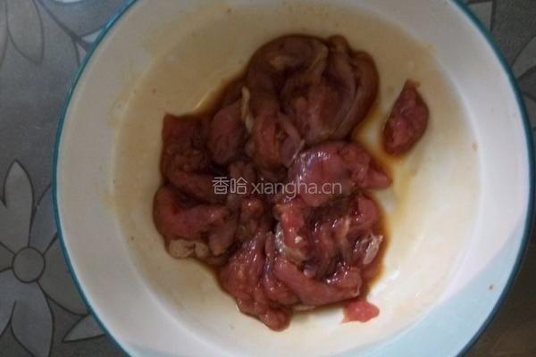 胡萝卜洋葱炒肉的做法图解1