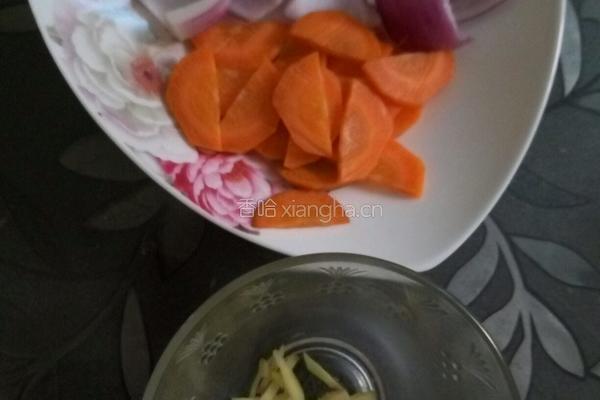 胡萝卜洋葱炒肉的做法图解2