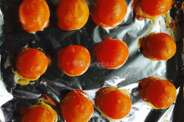 蛋黄莲蓉月饼的做法图解3