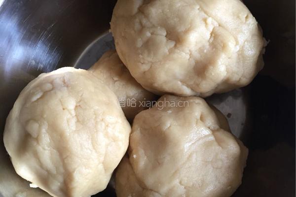 豆蓉蛋黄月饼的做法图解2