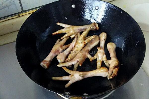鸡爪焖黄豆的做法图解4