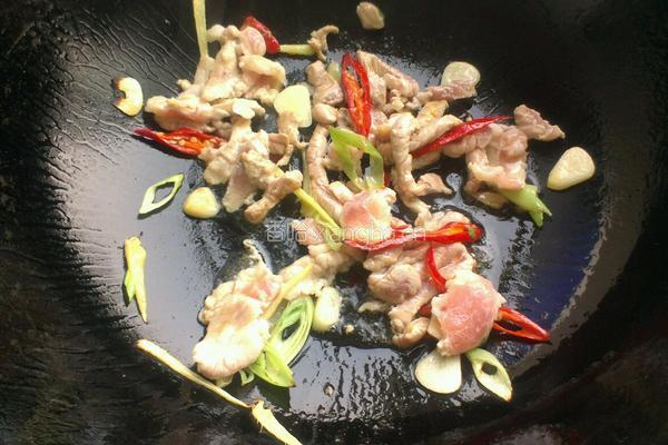 茼蒿炒肉的做法图解2