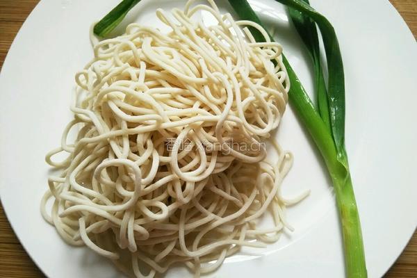 酱油汤面的做法图解1