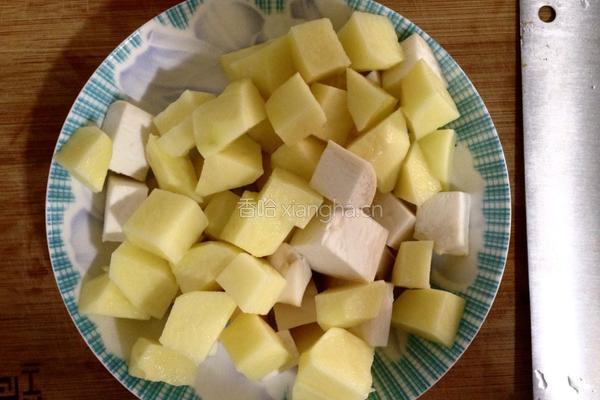 土豆焖杏鲍菇的做法图解1