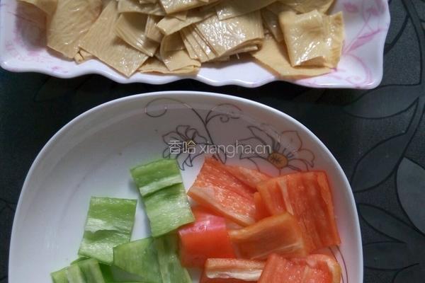 彩椒炒油豆皮的做法图解2