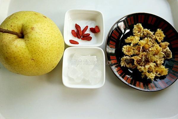 雪梨菊花茶的做法图解1