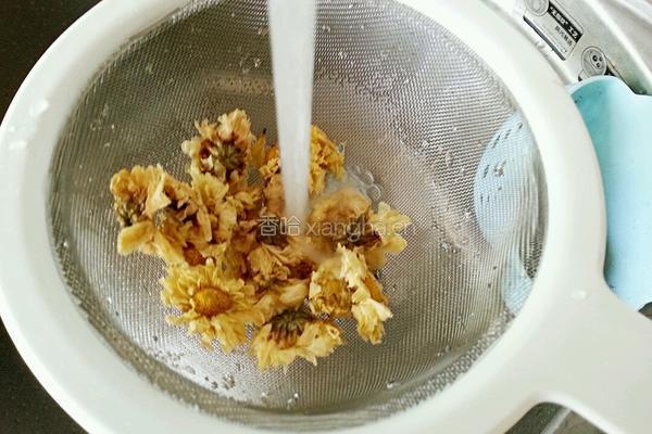 雪梨菊花茶的做法图解4