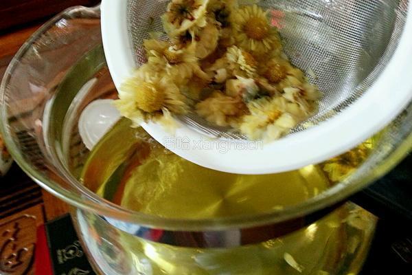 雪梨菊花茶的做法图解8