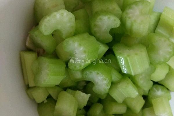 芹菜面条的做法图解1