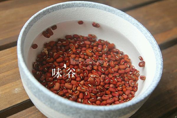 红豆莲子茯苓汤的做法图解2