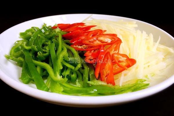 土豆丝炒鸡蛋的做法图解1