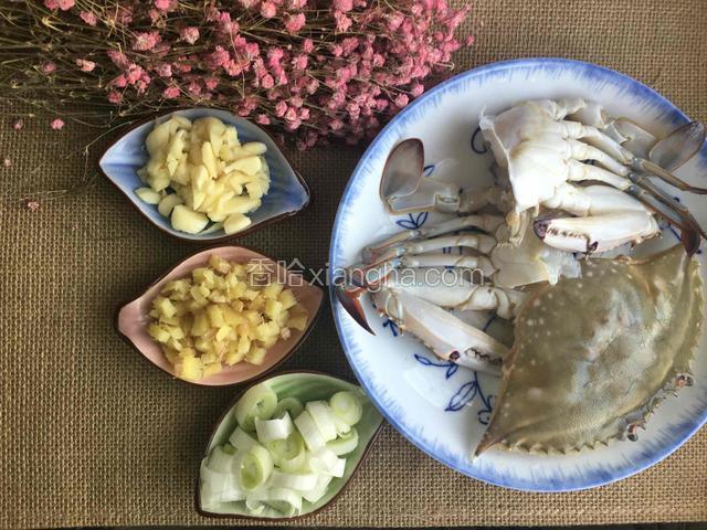 把材料切好，放一边备用。