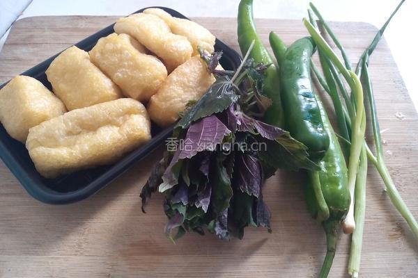 油豆腐炒青椒的做法图解1