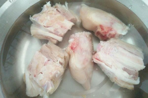 花生红枣炖猪手的做法图解2