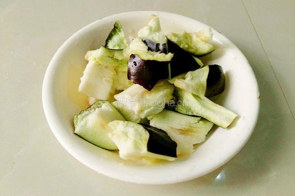 鳕鱼炖茄子的做法图解2