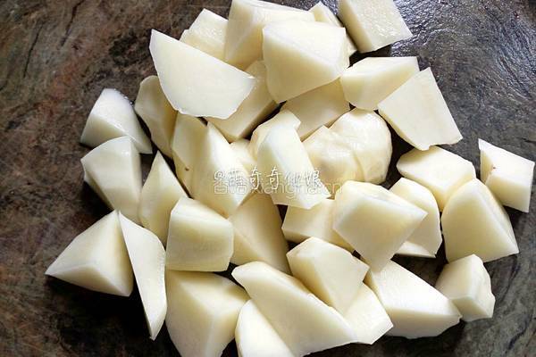 铁板孜然土豆块的做法图解2