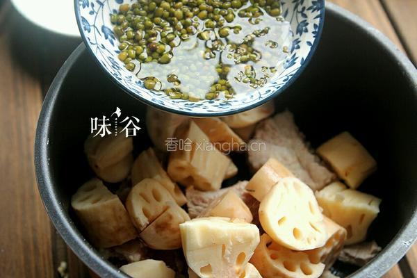 绿豆莲藕排骨汤的做法图解3