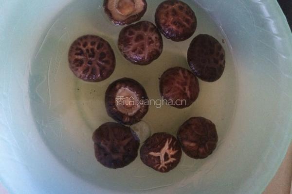 香菇蒸鸡肉的做法图解1
