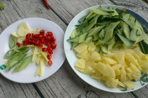 老黄瓜炒土豆片的做法图解1