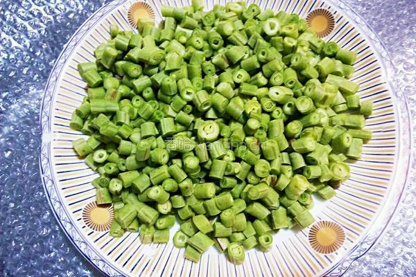 干煸肉末豆角的做法图解1