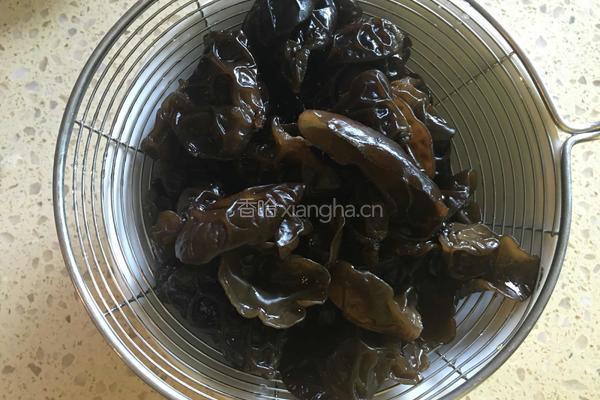 香菇木耳炒肉的做法图解3