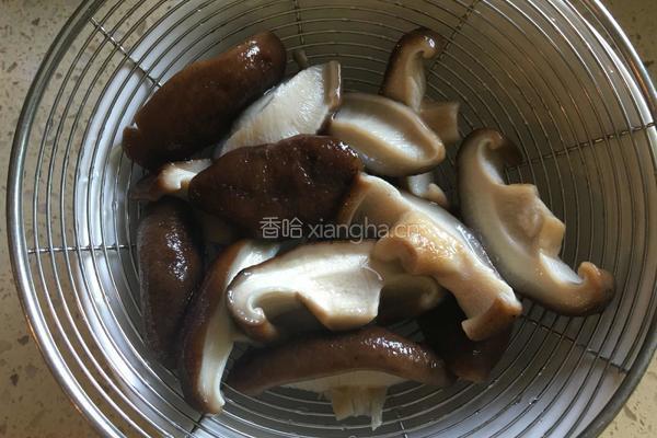 香菇木耳炒肉的做法图解4