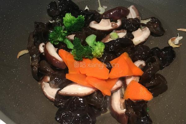 香菇木耳炒肉的做法图解9