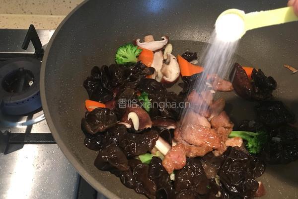 香菇木耳炒肉的做法图解11