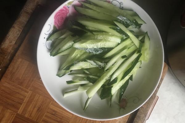 黄瓜木耳炒肉的做法图解3