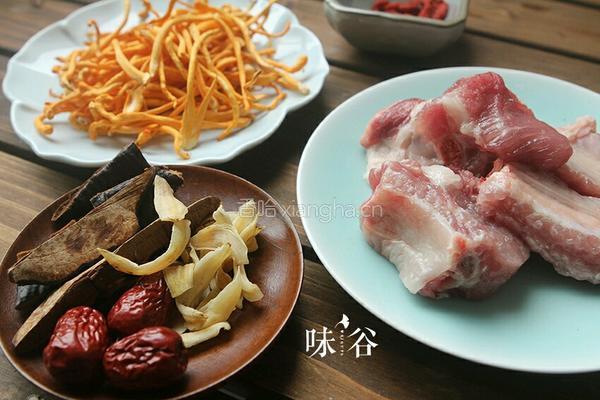 灵芝虫草花排骨汤的做法图解1