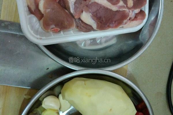 土豆鸭腿的做法图解1
