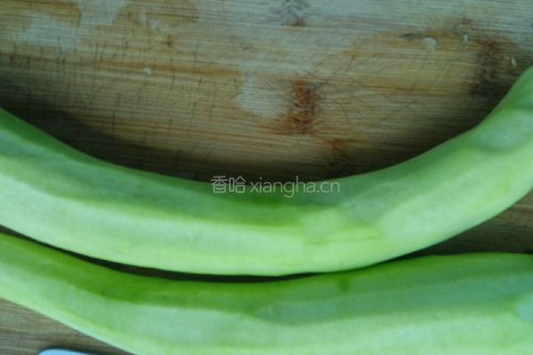 毛豆丝瓜的做法图解1