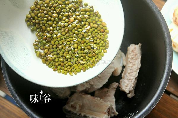 绿豆紫菜排骨汤的做法图解4
