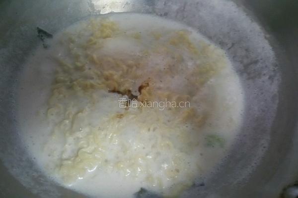 牛奶煮鲜虾鱼板面的做法图解4