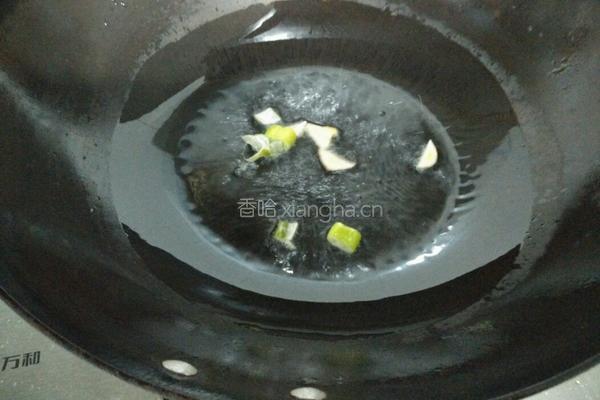 青椒蒜苔炒香肠的做法图解3