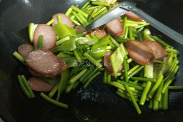 青椒蒜苔炒香肠的做法图解5